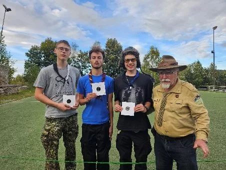 Obraz zawierający osoba, niebo, ubrania, na wolnym powietrzu
Zawartość wygenerowana przez AI może być niepoprawna.