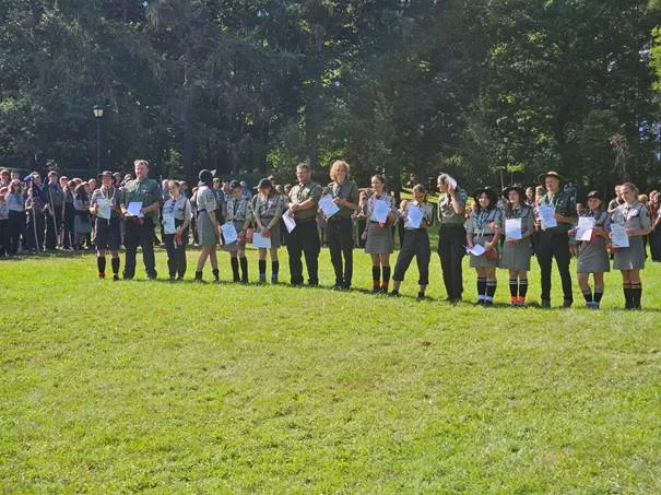 Obraz zawierający na wolnym powietrzu, trawa, drzewo, osoba
Zawartość wygenerowana przez AI może być niepoprawna.