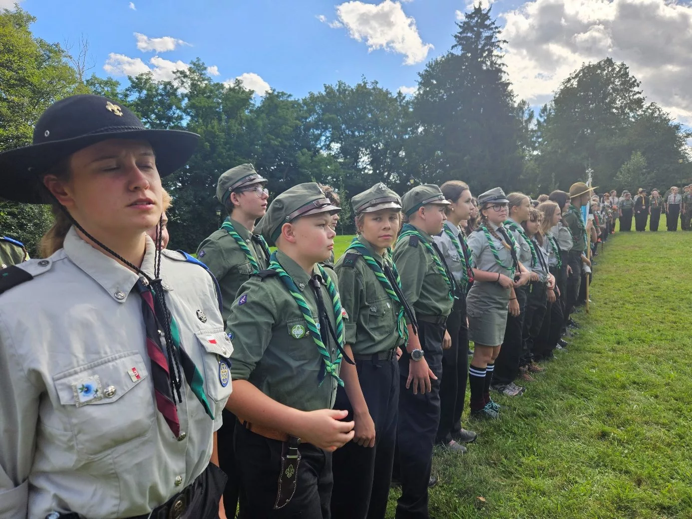Obraz zawierający na wolnym powietrzu, osoba, ubrania, obuwie
Zawartość wygenerowana przez AI może być niepoprawna.