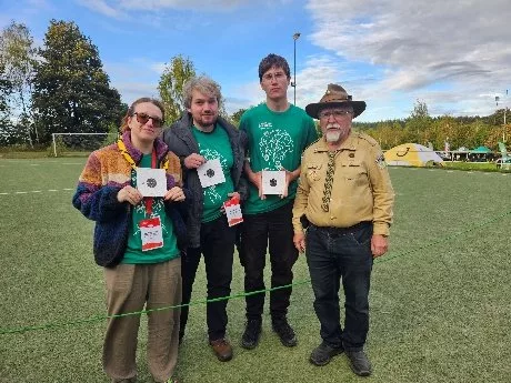 Obraz zawierający osoba, ubrania, niebo, na wolnym powietrzu
Zawartość wygenerowana przez AI może być niepoprawna.